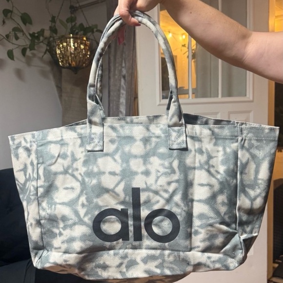ALO Yoga Gray Tote Modern Design - Picture 1 of 4